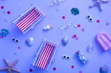 Plaj tatilleri için aksesuarlar. Güverte sandalyeleri, şemsiyeler, dondurma manzarası. Plaj partisi konsepti neon ışığında.