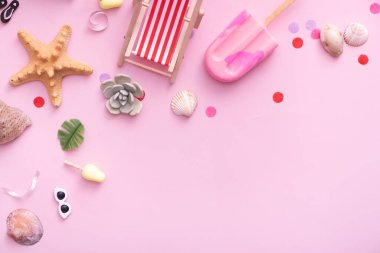 Plaj tatilleri için aksesuarlar. Güverte sandalyeleri, şemsiyeler, dondurma manzarası. Kopya alanı ile plaj partisi konsepti.