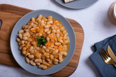 Üst tabakta sebzeli fasulye..