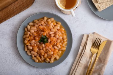 Üst tabakta sebzeli fasulye..