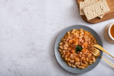 Üst tabakta sebzeli fasulye..