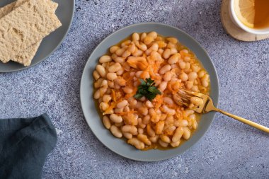 Üst tabakta sebzeli fasulye..