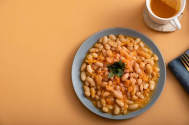 Üst tabakta sebzeli fasulye..