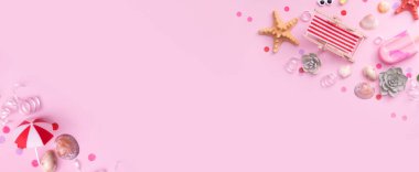 Yaz partisi için scsesories ile pankart - plaj sandalyeleri, şemsiyeler, dondurma üst manzara. Kopya alanı ile plaj partisi konsepti.