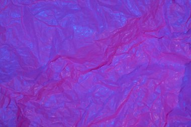 Neon ışığı altında buruşmuş kağıt arkaplanı.