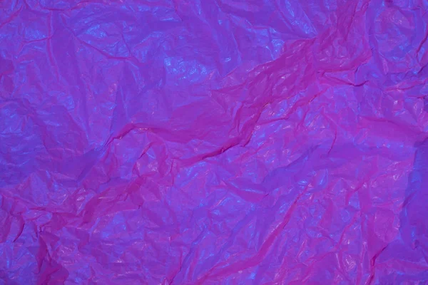 Neon ışığı altında buruşmuş kağıt arkaplanı.