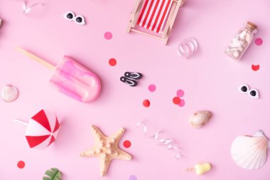 Plaj tatilleri için aksesuarlar. Güverte sandalyeleri, şemsiyeler, dondurma manzarası. Plaj partisi konsepti