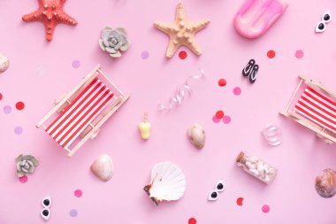 Plaj tatilleri için aksesuarlar. Güverte sandalyeleri, şemsiyeler, dondurma manzarası. Plaj partisi konsepti