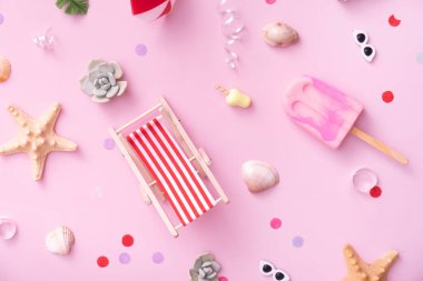 Plaj tatilleri için aksesuarlar. Güverte sandalyeleri, şemsiyeler, dondurma manzarası. Plaj partisi konsepti