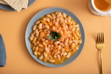 Üst tabakta sebzeli fasulye..