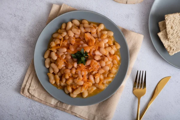 Üst tabakta sebzeli fasulye..