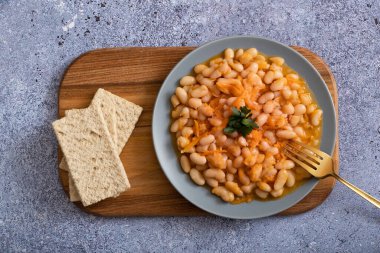 Üst tabakta sebzeli fasulye..