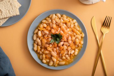 Üst tabakta sebzeli fasulye..