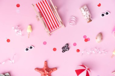 Plaj tatilleri için aksesuarlar. Güverte sandalyeleri, şemsiyeler, dondurma manzarası. Plaj partisi konsepti