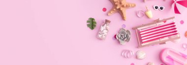 Yaz partisi için scsesories ile pankart - plaj sandalyeleri, şemsiyeler, dondurma üst manzara. Kopya alanı ile plaj partisi konsepti.