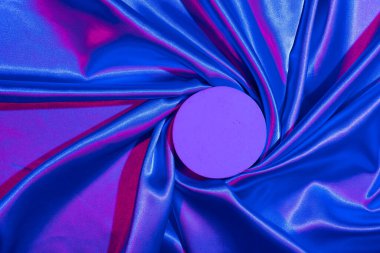 Kozmetik yağlı boş podyum şişesi ya da neon ışığı manzaralı tekstil serumu. Moda renkleri ve parlaklıkları.