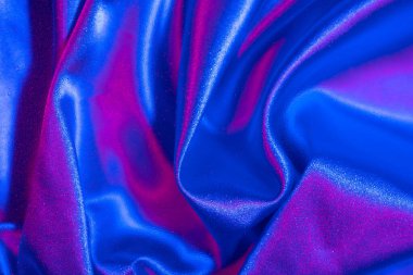 Cam altında tekstil ve neon ışıkta su damlaları. Moda renkleri ve parlak arkaplan.