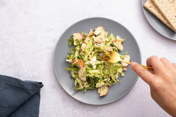 Salade Van Verse Groenten Krabbetjes Een Bord Met Vrouwelijke Hand — Stockfoto