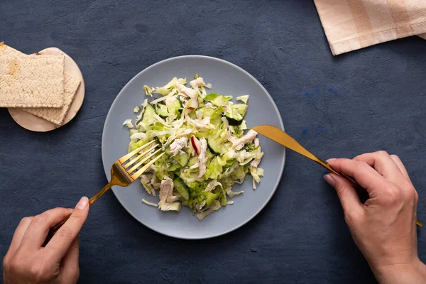 Top View Salade Van Verse Groenten Vlees Een Bord Met — Stockfoto