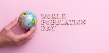 Dünya nüfusu günümüzde tahta harflerle yazılıyor..