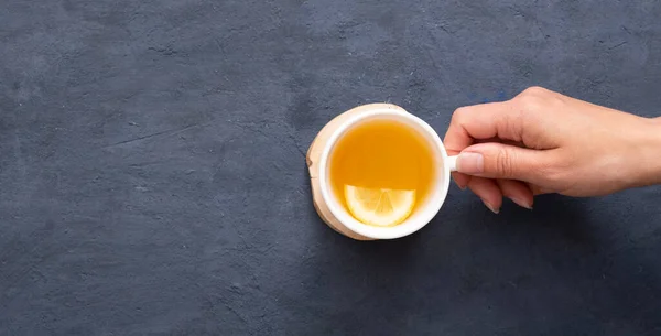 Mão Feminina Segurando Uma Xícara Chá Com Limão Sorrir Vista — Fotografia de Stock