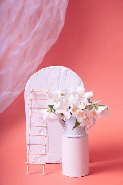 Zomer Stilleven Met Bloemen Een Sokkel Ladder Stof Boog Een — Stockfoto