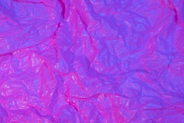Neon ışığı altında buruşmuş kağıt arkaplanı.
