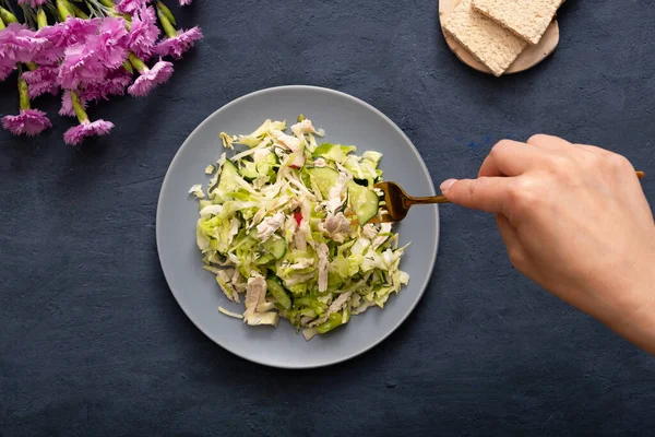 Top View Salade Van Verse Groenten Vlees Een Bord Met — Stockfoto