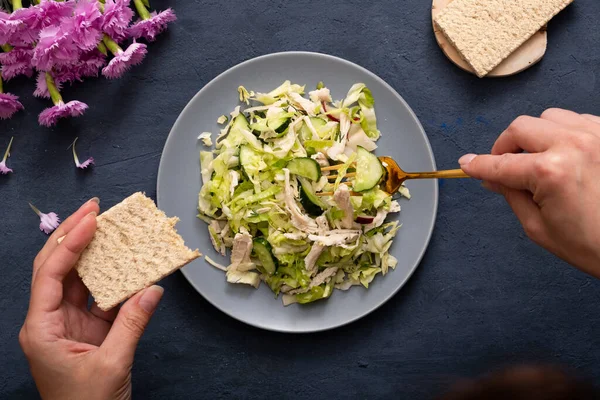 Top View Salade Van Verse Groenten Vlees Een Bord Donkere — Stockfoto
