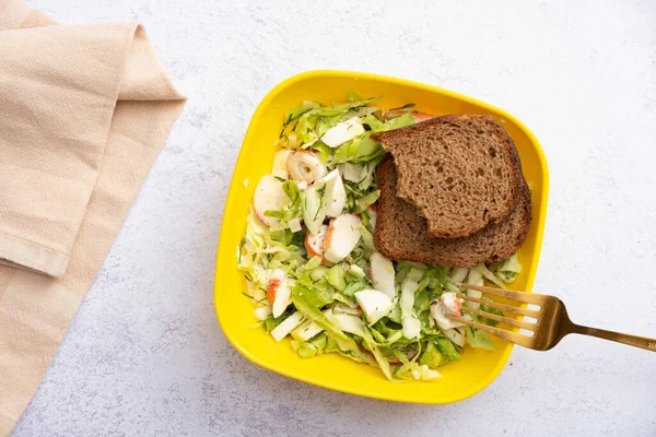 Salade Van Verse Groenten Krabbetjes Een Plastic Container Het Concept — Stockfoto