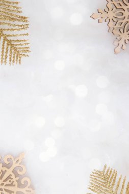Noel ve Yeni Yıl arkaplanının fotokopisiyle parıltılı ve bokeh ışıklı dekoratif altın dallar.
