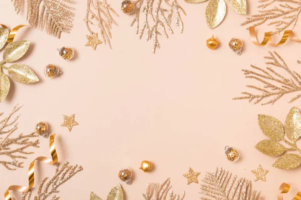 Natale Capodanno Composizione Cornice Decorazioni Natalizie Colori Oro Sfondo Beige — Foto Stock