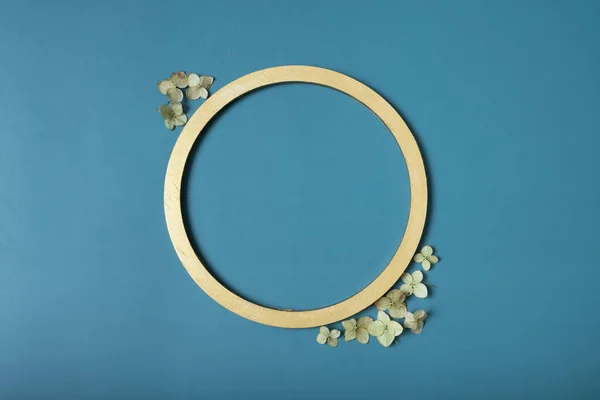 ターコイズ色の背景に金色の輪とドライアジサイの花 フラットレイアウト トップビュー コピースペース — ストック写真