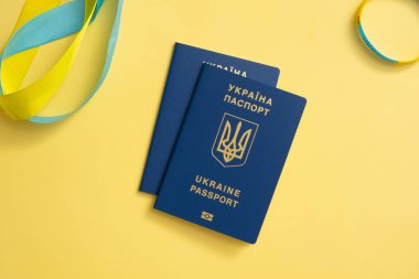 Sarı arka plan manzaralı Ukrayna vatandaşının pasaportları, yakın plan. Ukrayna Ukrayna pasaportlu..