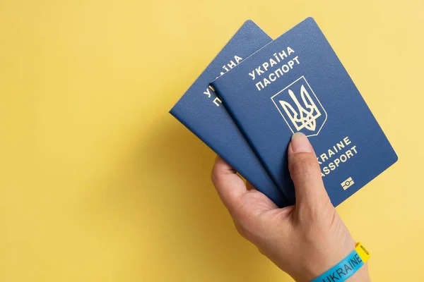 Sarı Arka Planda Ukrayna Vatandaşı Bir Kadının Pasaportu Yakın Plan — Stok fotoğraf