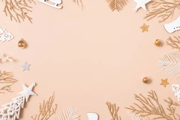 Kerstmis Nieuwjaar Frame Samenstelling Kerstversiering Gouden Kleuren Pastel Beige Achtergrond — Stockfoto