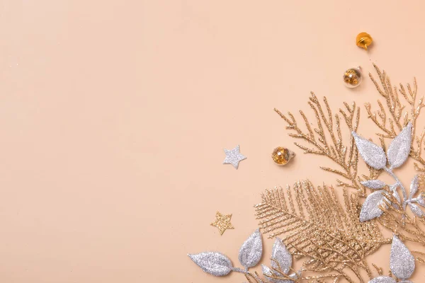 Kerstmis Nieuwjaarscompositie Kerstversiering Zilver Gouden Kleuren Pastel Beige Achtergrond Met — Stockfoto