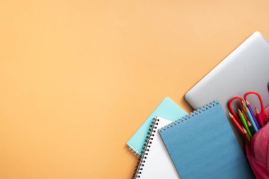 Renkli arka planda sabit ve dizüstü bilgisayar. Uzayı kopyala Çocuklar uzay manzaralı, düz yatar. Çevrimiçi öğrenme kavramı.