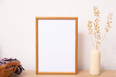 Boş ahşap çerçeve modeli, kurumuş çimenler ve beyaz arka plan, iç mekan, ev tasarımı. Sanat konsepti. Boşluğu kopyala.