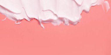 Renkli arkaplanda fotokopi alanı yatay formatında yakın plan krem nemlendirici lekeli dalga dokusu. Cilt bakımı güzellik ürünü.