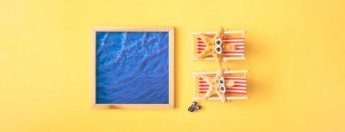 Sıcak yaz yaratıcı konsepti olan pankart. İki katlanabilir plaj sandalyesi, gözlüklü deniz yıldızı ve sarı arka planda bir havuz. Minimalist soyutlama.