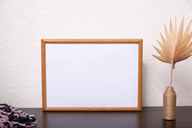 Boş ahşap çerçeve modeli, kurumuş yaprak ve beyaz arka planda vazolar, iç dekorasyon, ev tasarımı. Sanat konsepti. Boşluğu kopyala.
