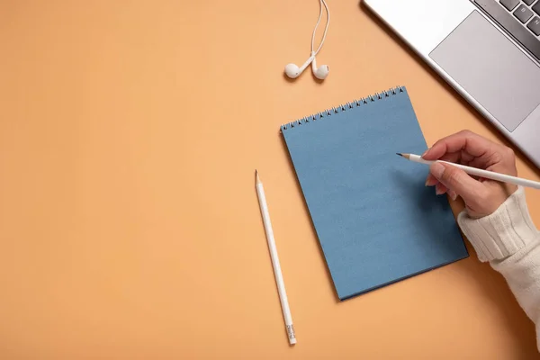 Stół Biurowy Zestawem Kolorowych Materiałów Biały Papier Notatnik Kobieca Ręka — Zdjęcie stockowe