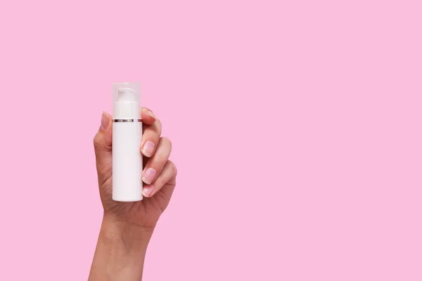 Mão Feminina Com Produto Cosmético Recipiente Branco Simular Fundo Cor — Fotografia de Stock