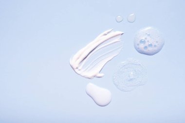 Renkli arkaplanlı serum ve nemlendirici makyaj kremi. Üst görünüm.