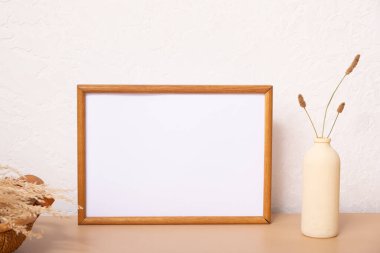 Boş ahşap çerçeve modellemesi, beyaz arka plan, iç mekan, minimal ev tasarımı vazodaki kurumuş çimenler. Sanat konsepti. Boşluğu kopyala