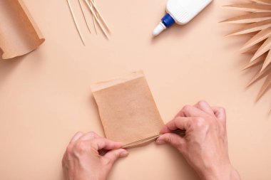 Boş bir kağıdı akordeonla monte etmek. Tropikal yapraklar yaratmak için yaratıcı bir el işi. Master sınıfı..