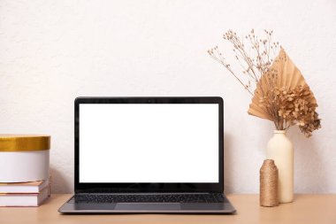 Boş ekranlı dizüstü bilgisayar, kurutulmuş çimen buketi ve vazolar. Estetik etkileyicisi Boho tasarımlı iç dizayn şablonu, model dizüstü bilgisayarı, kopyalama alanı.