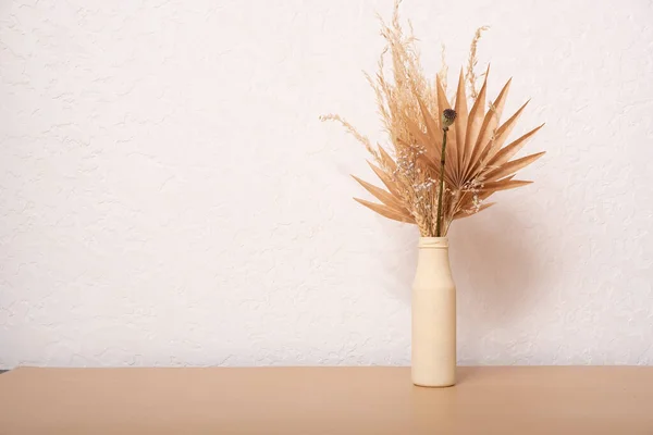 Bouquet Aus Beige Getrockneten Blumen Und Papierpalmen Einer Beigen Vase — Stockfoto