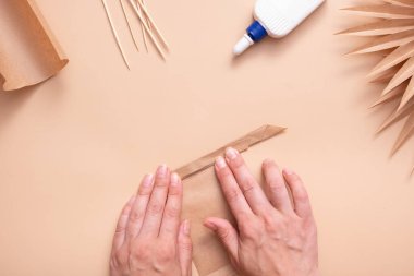 Boş bir kağıdı akordeonla monte etmek. Tropikal yapraklar yaratmak için yaratıcı bir el işi. Master sınıfı..